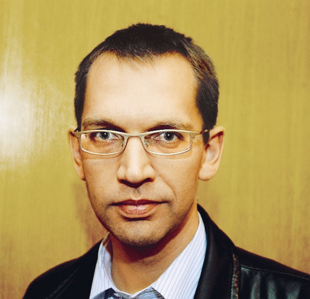 Peter Groznik: Predsednik vladnega strateškega sveta za gospodarski razvoj, ki je obenem zaposlen v KD Group, ki kupuje in prodaja pa tudi lastniške deleže podjetij, v katerih ima lastniške deleže država.