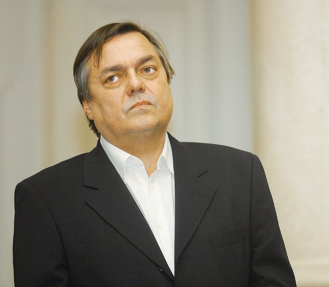 Drago Jančar: Član nacionalnega sveta za kulturo in kot glavni urednik in tajnik založbe Slovenska matica tudi prejemnik proračunskega denarja. Ker založba letos po lastni krivdi ni uspela dobiti državnih sredstev, ji je ta z nekaj manevri priskrbel sam minister za kulturo Simoniti.