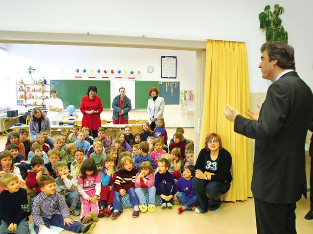 Minister Milan Zver med osnovnošolci