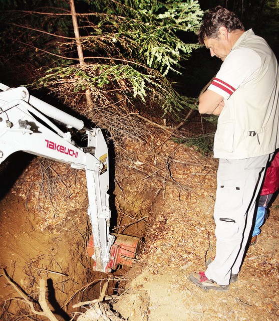 Na Teznem, v Mariboru, so izbrani oddelki tretje jugoslovanske armade likvidirali večji del vojske nekdanje hrvaške fašistične države NDH; na sliki Mitja Ferenc, vodja evidentiranja lokacij množičnih pobojev po II. svetovni vojni v Sloveniji.