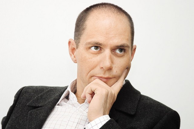 Jože P. Damijan, predavatelj na Ekonomski fakulteti v Ljubljani in nekdanji predsednik vladnega strateškega sveta za gospodarski razvoj: 'Zanimivo bo, kaj se bo dogajalo v Sloveniji glede danih kreditov podjetjem, predvsem članom uprav, ki so se zadolžili z namenom menedžerskega odkupa. Ob višjih obrestnih merah bodo menedžerji še bolj obremenili denarne tokove podjetij, ki so jih kupili, in jih tako še bolj izčrpavali. To pa pomeni ne samo udarec za dobičkonosnost podjetij in cene njihovih delnic ter borzo, ampak predvsem zmanjšanje investicij ter nižjo rast v prihodnje.'