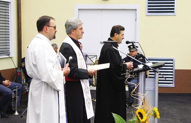Blagoslov stavbe policijske postaje Lendava. na sliki: škof evangeličanske cerkve Geza Erniša, generalni vikar soboške škofije monsinjor Franc Režonja in policijski vikar Janez Novak