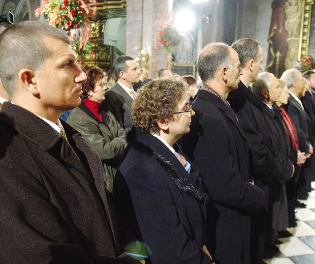 Minister Dragutin Mate na posvetitvi novega nadškofa Alojzija Urana v ljubljanski stolnici