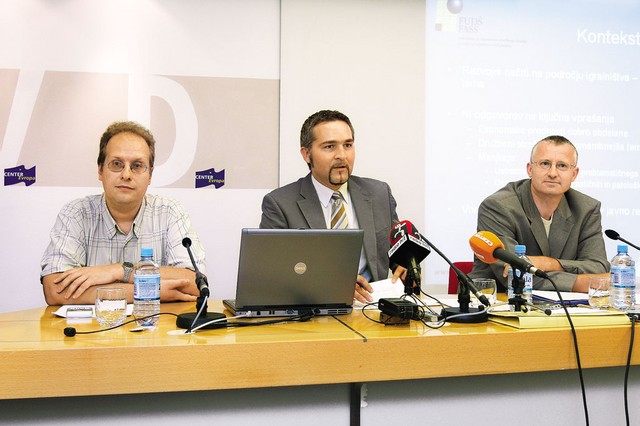 Avtorji študije o družbenih stroških igralništva v Sloveniji dr. matej Makarovič, dr. Borut Rončević in dr. Urban Vehovar