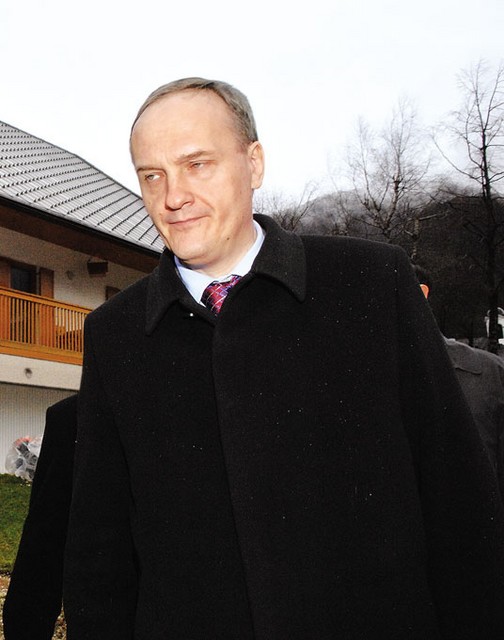 Minister za okolje in prostor Janez Podobnik: podjetju Puh je plačal za sanacijo plazu v Logu pod Mangartom, čeprav dela niso bila naročena in je temu nasprotovalo državno pravobranilstvo.