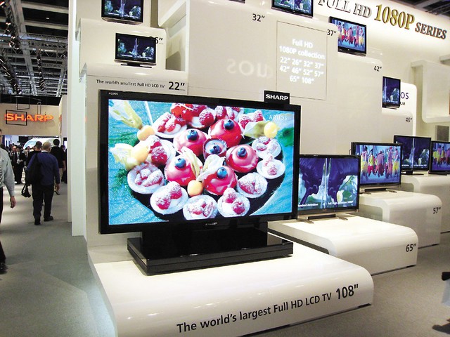 Pri Sharpu so ponosno razkazovali največji televizor LCD na svetu.