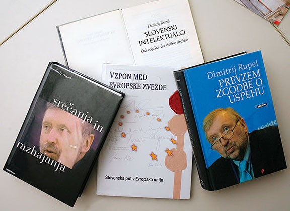 Ruplove knjige kot temeljni študijski viri predmeta Mednarodna skupnost in mednarodni odnosi