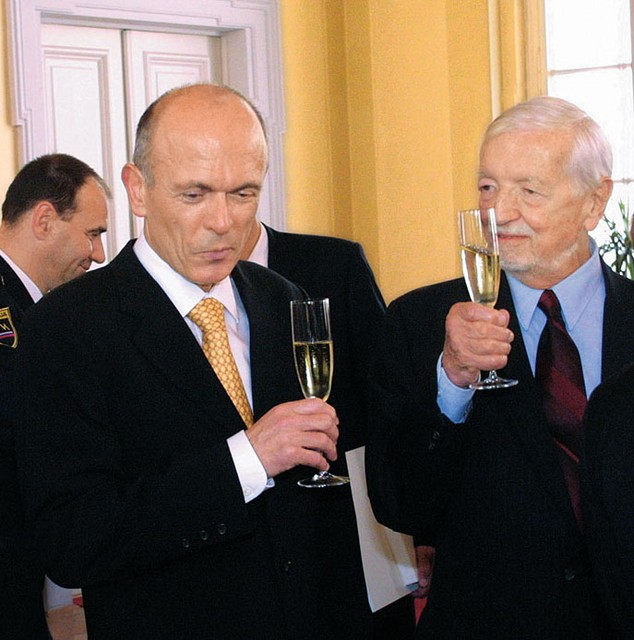 Jožeta Bernika je junija 2004 z Zlatim častnim znakom svobode Republike Slovenije odlikoval Janez Drnovšek.