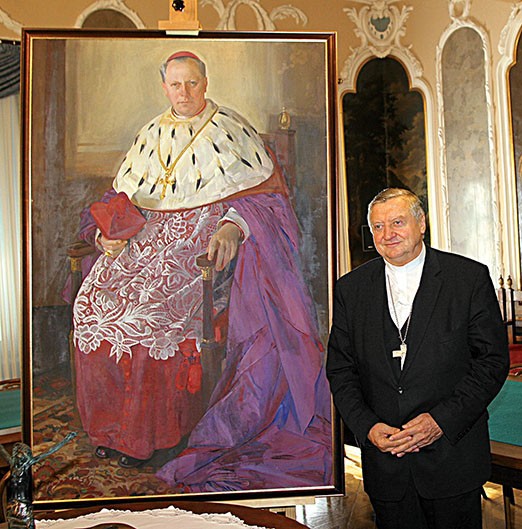 Nadškof Alojzij Uran pred portretom škofa Gregorija Rožmana na tiskovni konferenci, 12. oktobra 2007