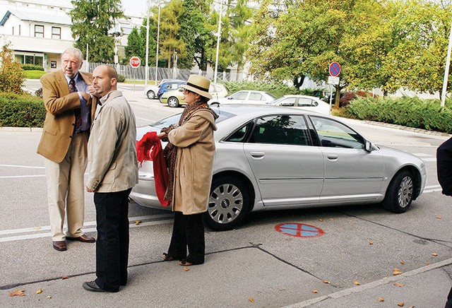 Star kruh za ljudstvo, nov avto za vladarje