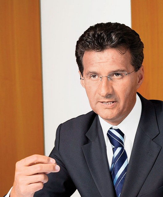 Milan M. Cvikl, poslanec SD in član parlamentarne komisije za nadzor javnih financ: 'Predsednik vlade in finančni minister vzpostavljata temeljno nepravičnost. Sebi delita skoraj za petino več denarja za materialne stroške, hkrati pa od ljudi, ki so prejemniki socialnih transferjev, in od šolnikov zahtevata, da varčujejo, saj jim realno namenjata čedalje manj denarja.'
