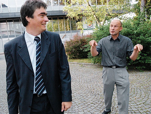 Zgodovinar Jože Dežman (desno) je zaradi zapleta s spomenikom dr. Jožeta Pučnika kritičen do vladnega vmešavanja. Aprila 2005 ga je šolski minister dr. Milan Zver (levo) v intervjuju za Delo označil kot 'pravega'.
