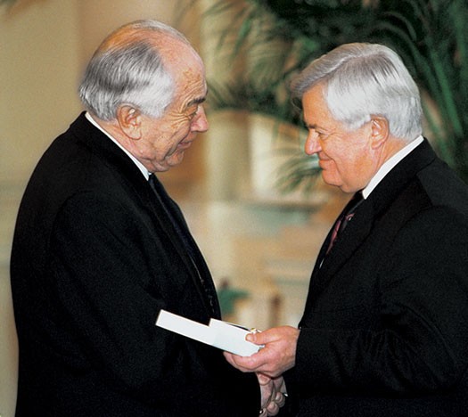 Dr. Vekoslav Grmič leta 2002 ob prejemu častnega znaka svobode za njegovo življensko delo in prispevek k slovenski kulturi in duhovnemu svetu.