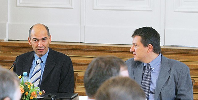 Janez Janša, predsednik vlade, in dr. Janez Šušteršič, ko je bil še vodja vladnega urada za makroekonomske analize (UMAR). Šušteršič sedaj pomaga LDS.