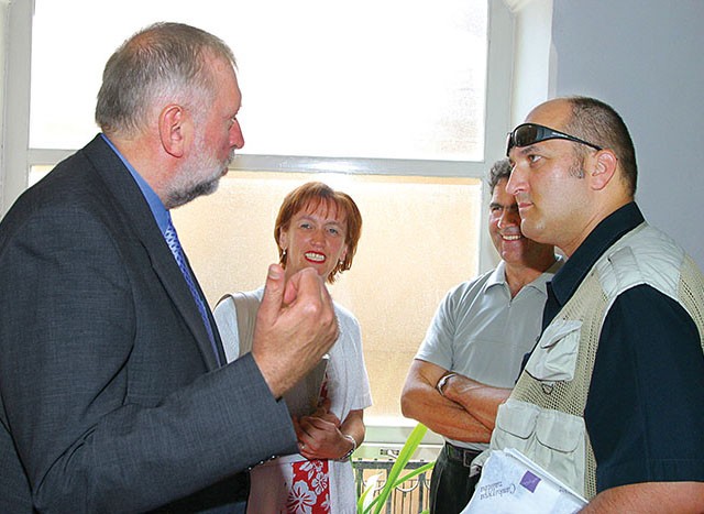 Leto dni pred parlamentarnimi volitvami je novi delov odgovorni urednik dr. Janez Markeš (desno) napovedal, da lahko sedaj SDS in Janeza Janšo tudi kritizirajo, če delajo narobe.