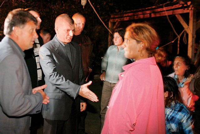 Minister Mate ob izgonu družine Strojan iz Ambrusa, 28. oktober 2006. Družina Strojan je po letu dni še vedno brez doma.