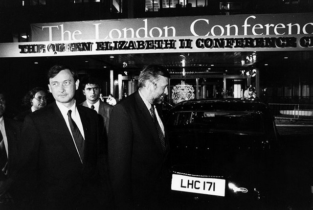 BILI SO ČASI, KO SMO GA CENILI: Danilo T&#252;rk (ob takratnem zunanjem ministru Dimitriju Ruplu) v slovenski delegaciji na mirovni konferenci o Jugoslaviji v Londonu, avgusta 1992