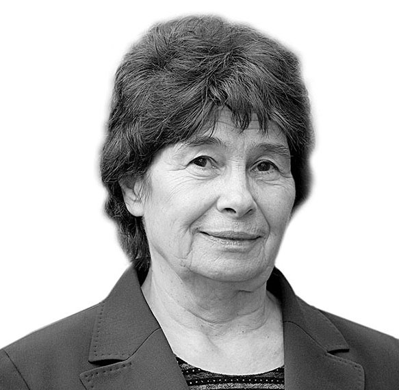 Dr. Spomenka Hribar, filozofinja, znana po svojem družbenem angažmaju, ki kritično distanco do oblasti vzdržuje že vse od šestdesetih. 17. junija 1988, ko je bil Janez Janša zaprt v vojaškem zaporu, je skupaj z Alenko Puhar in Vesno Tržan obiskala vojašnico na Metelkovi in želela vzpostaviti stik z vojaškimi oblastmi in posredovati za zaprte Tasića, Borštnerja in Janšo.