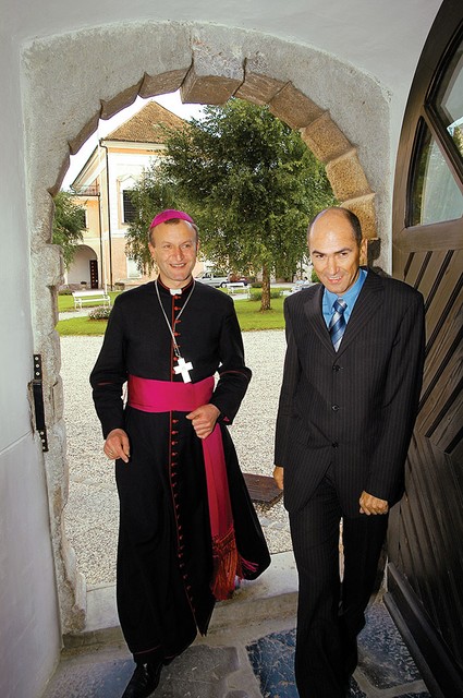 Pomožni škof Anton Jamnik in Janez Janša