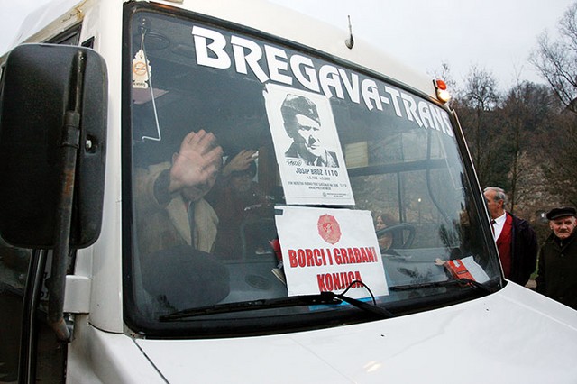Delegacija iz mesta, v bližini katerega je stal znameniti most, katerega rušenje je bilo odločilno za Titovo zmago na Neretvi.