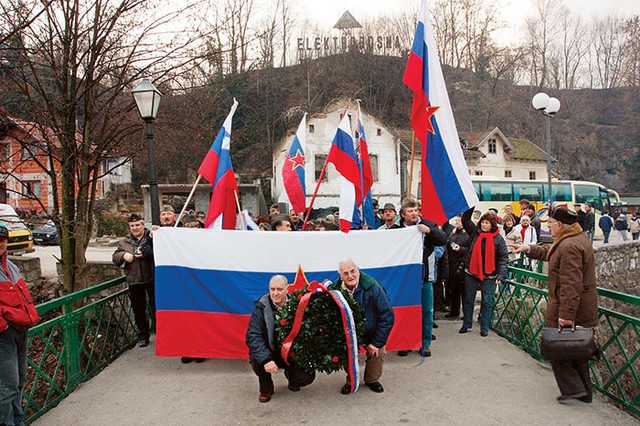 Slovenska delegacija ob zavzetju mosta v bližini Muzeja Avnoja.