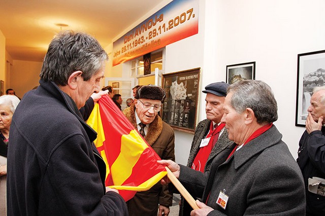 Na dan republike so bili navzoči vsi bratski narodi, med letom pa vodimo Slovenci, saj je polovica vseh obiskovalcev v Muzeju Avnoja Slovencev (na sliki bratje iz Makedonije).