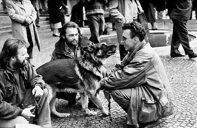 Eden zadnjih posnetkov novinarja Iva Štandekerja s svojim psom Runom. Ob Ivu fotoreporterja - v sredini pokojni Diego Andres Gomez in na levi Tone Stojko. Ljubljana, april 1992.