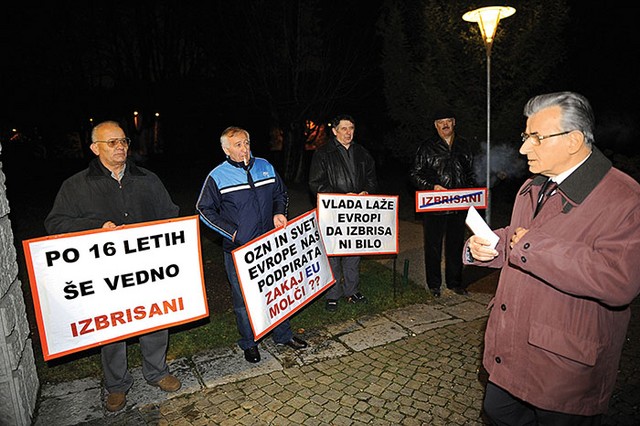 Mirna manifestacija izbrisanih pred Vilo Podrožnik, kjer je varuhinja človekovih pravic Zdenka Čebašek - Travnik pripravila novoletni sprejem