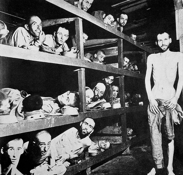 Elie Wiesel (na skrajni desni sredinskega prekata) v taborišču Buchenwald)