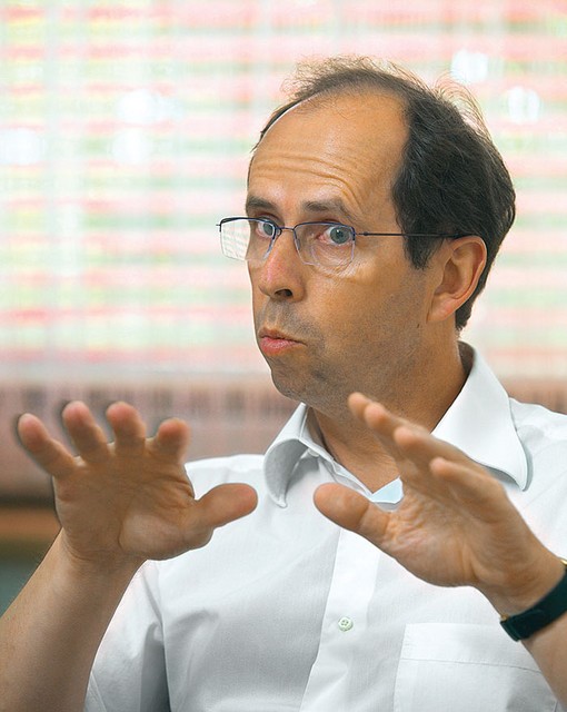 Dušan Mramor: 'Privatizacija NKBM ni sledila ekonomskim ciljem, saj oblikovanje skupine ni bilo dokončano in banka strateškega partnerja ni dobila, kar je prineslo tudi nižji iztržek. Hkrati privatizacija tudi ni prinesla dodatnega kapitala v NKBM, kar vse skupaj vnaša precejšnjo negotovost v njen razvoj. Z vidika javnih financ gre za na manjše znižanje državnega dolga, kot bi ga bilo mogoče doseči, in za vprašanje, koliko davkov bo dolgoročno plačevala NKBM.'