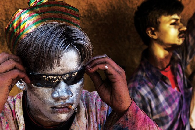 Indija: Holi je praznik, ki bi moral zaznamovati predvsem slovo od zime in veselje ob prihodu pomladi. Polivanje in mazanje z barvami simbolizira prihod novega letnega časa, a zadnja leta temu tradicionalnemu rajanju botruje predvsem alkohol, ki v ljudeh nemalokrat zbudi dolgo zatajevana čustva in nagone. Duška si dajo predvsem pripadniki najnižjih kast, ki jim vsakodnevno življenje v Indiji najmanj prizanaša, in ta praznik je odličen ventil za njihova potlačena čustva.