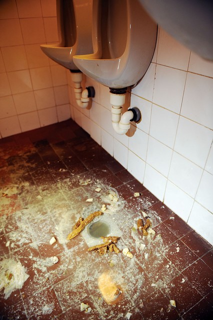 'V pritličju sanitarij sploh ni, tako da stanovalci hodimo v zgornje nadstropje in čakamo tudi po eno uro, da pridemo na vrsto. V povprečju so na voljo ene sanitarije na 50 stanovalcev.'