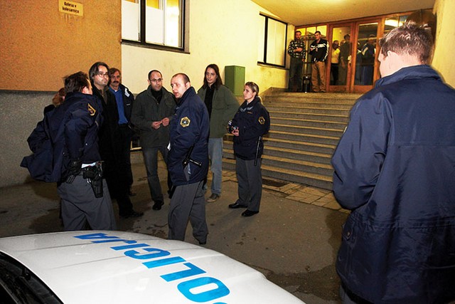 Pod zahtevami po dostojnem bivališču je aktivistom do prihoda policije uspelo zbrati 110 podpisov stanovalcev.