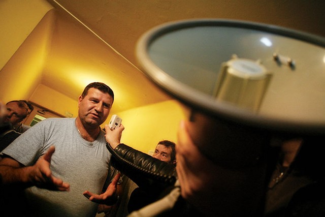 Voljo do upora imajo predvsem mlajši stanovalci doma. Starejši želijo svoje zadnje delovne dni preživeti v miru. Četudi v družbi ščurkov.
