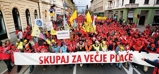 Danes delavci po Evropi opozarjajo na padanje standarda zaradi inflacije. Recesija, o prihodu katere ni več mnogo dvomov, bo prinesla zapiranje delovnih mest.