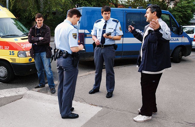 Policisti bi morali oškodovancem posredovati vse podatke