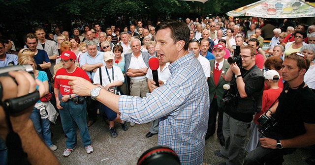 Populistični potencial je mogoče začutiti v privzdignjeni retoriki in vsebinskih nejasnostih Boruta Pahorja; uganko, ali utegne ta potencial zrasti čez tisto 'nujno' mero, lahko reši samo Pahor na oblasti.