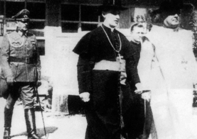 Nadškof Stepinac (v črnem) in vatikanski odposlanec Marcone, ki jima sledi nacistični general.