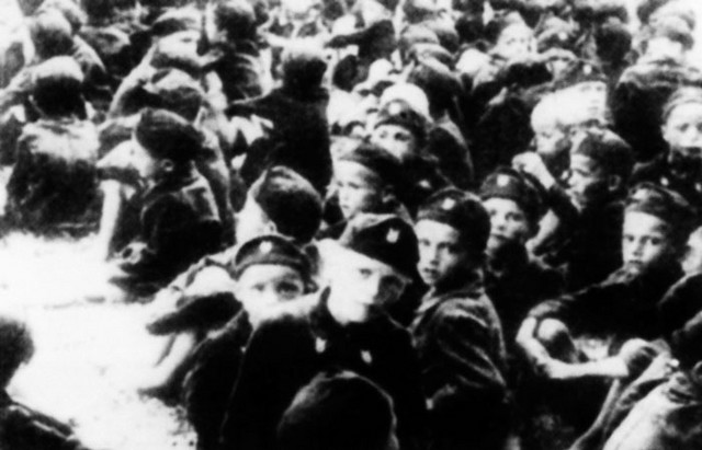 Skupina 3336srbskih otrok, interniranih v taborišču Jastrebarsko, ki so jih preoblekli v ustaške uniforme in jih privzgajali v katoliško vero.