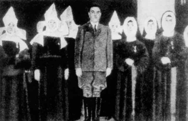 Ante Pavelić, potem, ko je s posebnim odlikovanjem nagradil skupino katoliških redovnic.