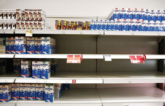 Še pred nekaj leti se je Evropa soočala s presežki hrane. Danes se začenja soočati s pomanjkanjem. V Sloveniji pa so ljudje ob zadnji napovedani podražitvi mleka izpraznili police z 'akcijskimi' cenami mleka. Kot v časih socialistične hiperinflacije.