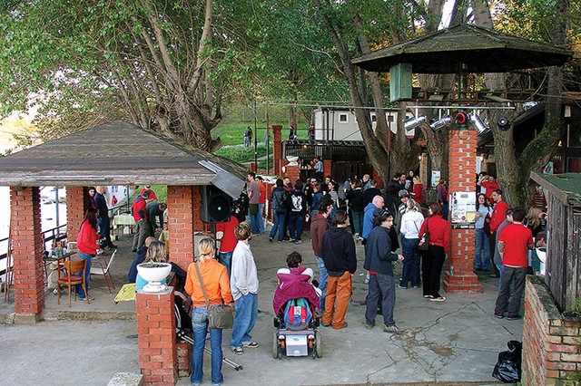 Dvorišče izolskega rock'n'roll kluba