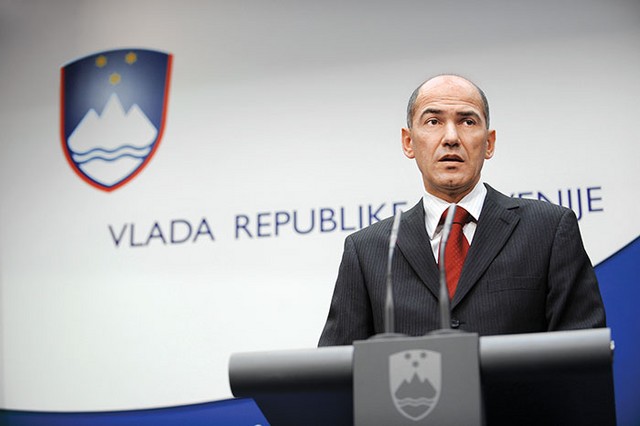 Je predsednik vlade Janez Janša vedel, da ukrepi, ki jih je celo sam predstavil, ne bodo izboljšali stanja tistih z minimalno plačo?