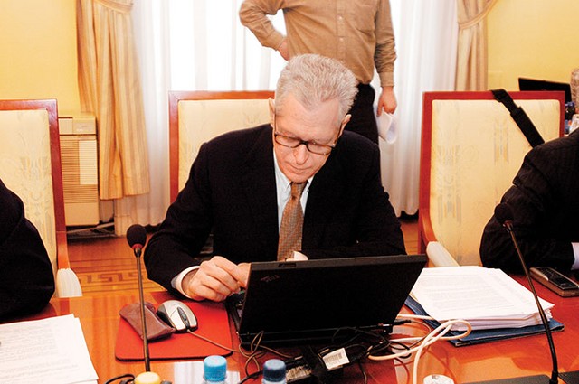 Minister Lovro Šturm z računalnikom