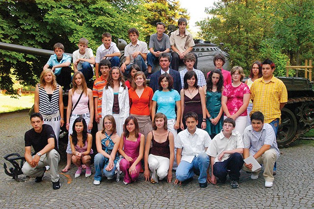 Minister za šolstvo Milan Zver z otroki, ki so se rodili 25. 6. 1991. Slikano ob domovinskem tanku teritorialne obrambe, junija 2006