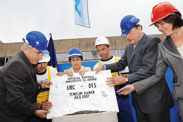 Postavljanje temeljnega kamna za novo urgenco, julija 2007. Na sliki nekdanji minister za zdravje Andrej Bručan, poslovna direktorica Kliničnega centra Darinka Miklavčič, direktor  SCT Ivan Zidar, direktorica Velgrada Hilda Tovšak in delavca