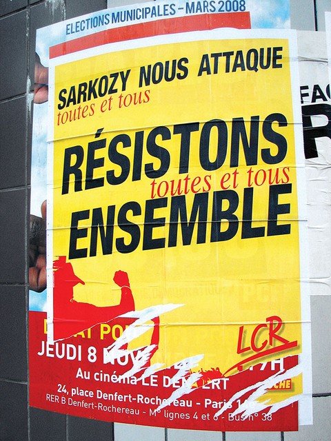 Plakat Revolucionarne komunistične lige poziva k mirnemu protestu: Sarkozy nas napada, uprimo se skupaj.