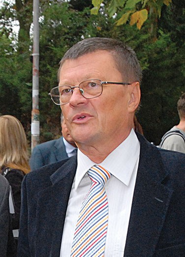 Janko Prunk je po odstopu z mesta predsednika komisije za družbene vede, poslovne vede in pravo pri svetu za visoko šolstvo člane te komisije označil za 'bolj bog pomagaj'.