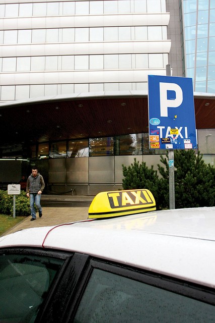 Taksi pred novogoriško Perlo