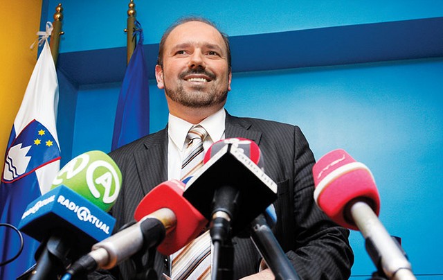 Članu komisije za privatizacijo Telekoma Slovenije Matjažu Janši se navzkrižni nakup ne zdi sporen.